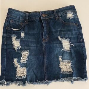 Forever 21 Distressed Denim Mini Skirt
dark wash frayed hem Blue stretch 28